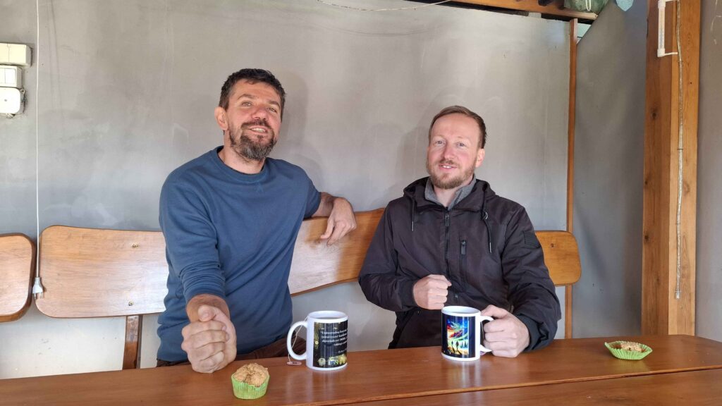 Robert i Nemo przy kawie rozmawiają o poważnych tematach duchowych